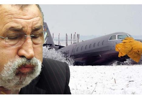 RĂMAS CU PAGUBA. Avionul de lux al companiei Ţiriac Air, deţinute de magnatul Ion Ţiriac (medalion), în valoare de 21 milioane euro, a fost complet distrus în urma accidentului produs la Oradea pe 16 ianuarie 2009 (foto). Magnatul nu şi-a putut recupera pierderea, ci doar şi-a mutat "gaura" dintr-un buzunar în altul, căci nava era asigurată tot la o companie de-a sa, Alianz Ţiriac, care i-a achitat o despăgubire de 14 milioane de euro